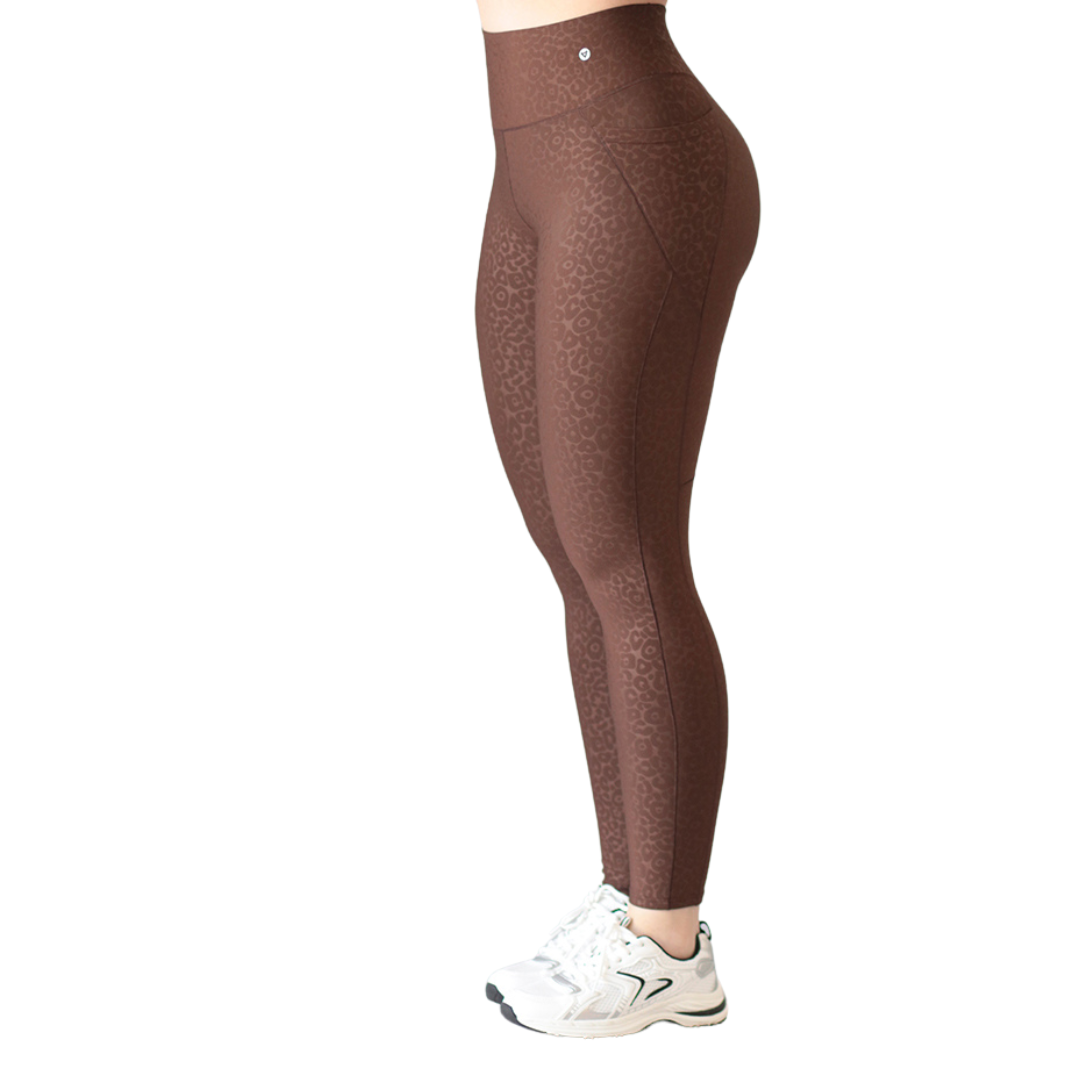 Leggings Deportivos para Mujer Fitness: Efecto Básico, Cintura Alta, Con Bolsillos Laterales, Textil Lycra Transpirable con Relieves Print, Color Castaño | Adriana Olimpo
