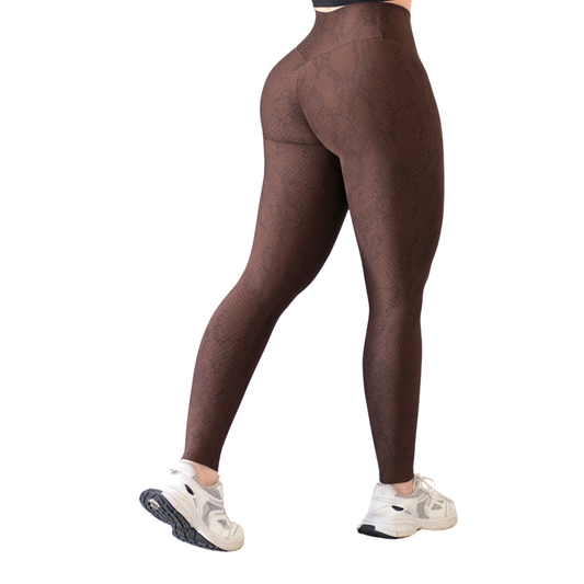 Leggings Deportivos para Mujer Fitness: Efecto Push Up, Cintura Alta, Textil Lycra Transpirable con Acabado Liso Reptil, Color Café | Adriana Olimpo
