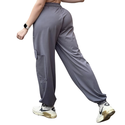 Joggers Cargo Deportivo para Mujer Fitness: Efecto Básico, Cintura Alta, Bolsillos Grandes, Jaretas Ajustables, Textil Lycra Transpirable con Acabado Liso, Color Gris | Adriana Olimpo