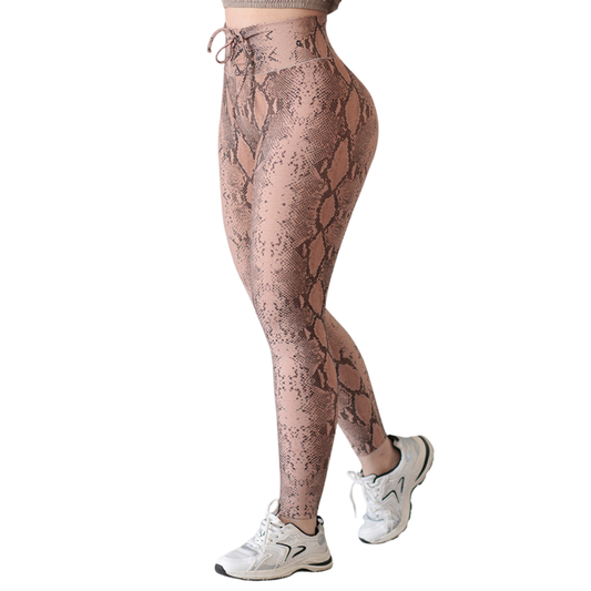 Leggings Deportivos para Mujer Fitness: Efecto Push Up, Cintura Alta, Textil Lycra Transpirable con Acabado Liso Reptil, Color Café Mocca | Adriana Olimpo