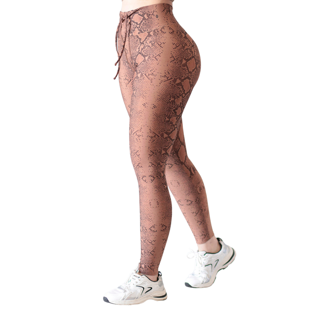 Leggings Deportivos para Mujer Fitness: Efecto Push Up, Cintura Alta, Textil Lycra Transpirable con Acabado Liso Reptil, Color Café Naranja | Adriana Olimpo