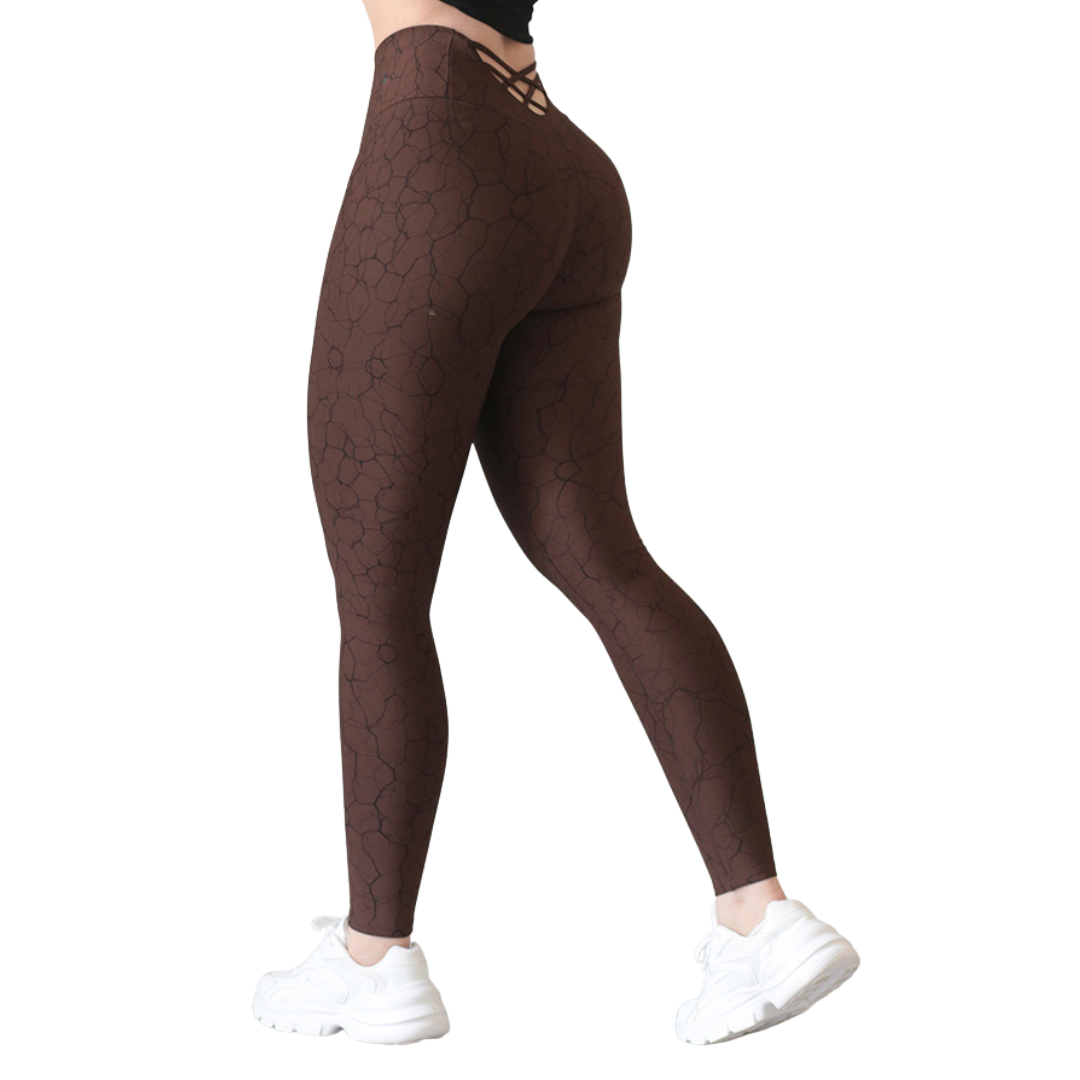 Leggings deportivos supplex para mujer, efecto push up con cintura alta, textil lycra transpirable con acabado liso craquel. Color café | Adriana Olimpo