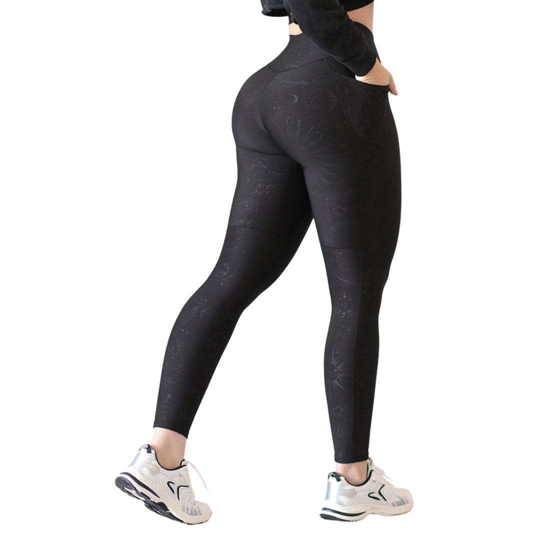 Leggings Deportivos para Mujer Fitness: Efecto Básico, Cintura Alta, Con Bolsillos Laterales, Textil Lycra Transpirable con Relieves Estelares, Color Negro | Adriana Olimpo