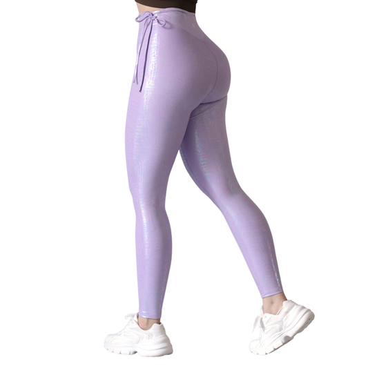 Leggings deportivos supplex para mujer, efecto básico con cintura alta, textil lycra transpirable con destellos ✨ y relieves de hops. Color lila| Adriana Olimpo