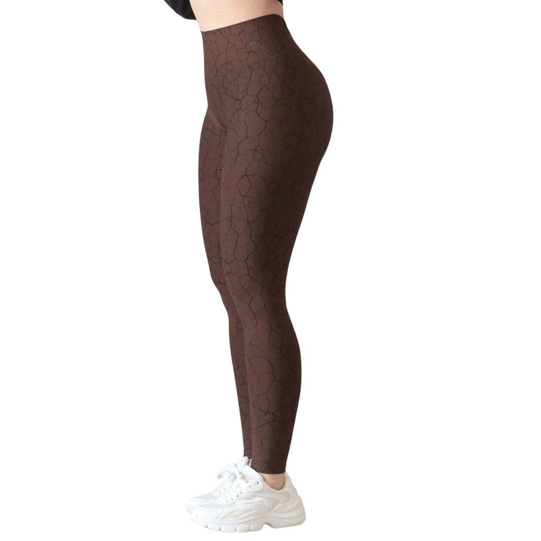 Leggings deportivos supplex para mujer, efecto push up con cintura alta, textil lycra transpirable con acabado liso craquel. Color café | Adriana Olimpo