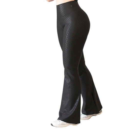 Leggings Deportivos para Mujer Fitness:  Efecto Push Up, Cintura Alta, Textil Lycra Transpirable con Destellos Reflectantes✨ y Relieves Fish, Color Negro | Adriana Olimpo