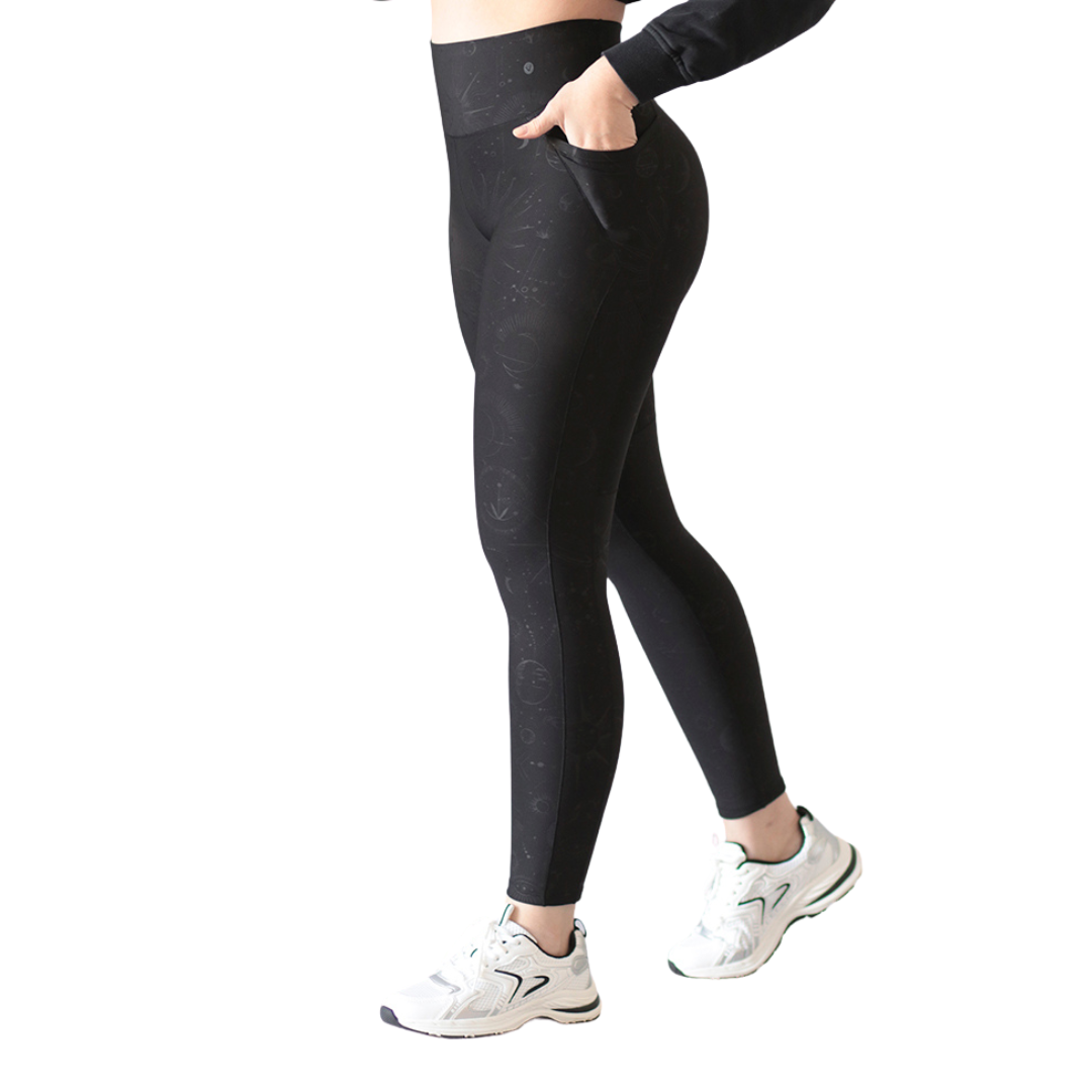 Leggings Deportivos para Mujer Fitness: Efecto Básico, Cintura Alta, Con Bolsillos Laterales, Textil Lycra Transpirable con Relieves Estelares, Color Negro | Adriana Olimpo