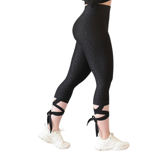 Capri Deportivos para Mujer Fitness:  Efecto Básico, Cintura Alta, Textil Lycra Transpirable con Relieves Print, Color Negro | Adriana Olimpo