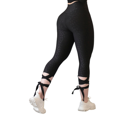 Capri Deportivos para Mujer Fitness:  Efecto Básico, Cintura Alta, Textil Lycra Transpirable con Relieves Print, Color Negro | Adriana Olimpo