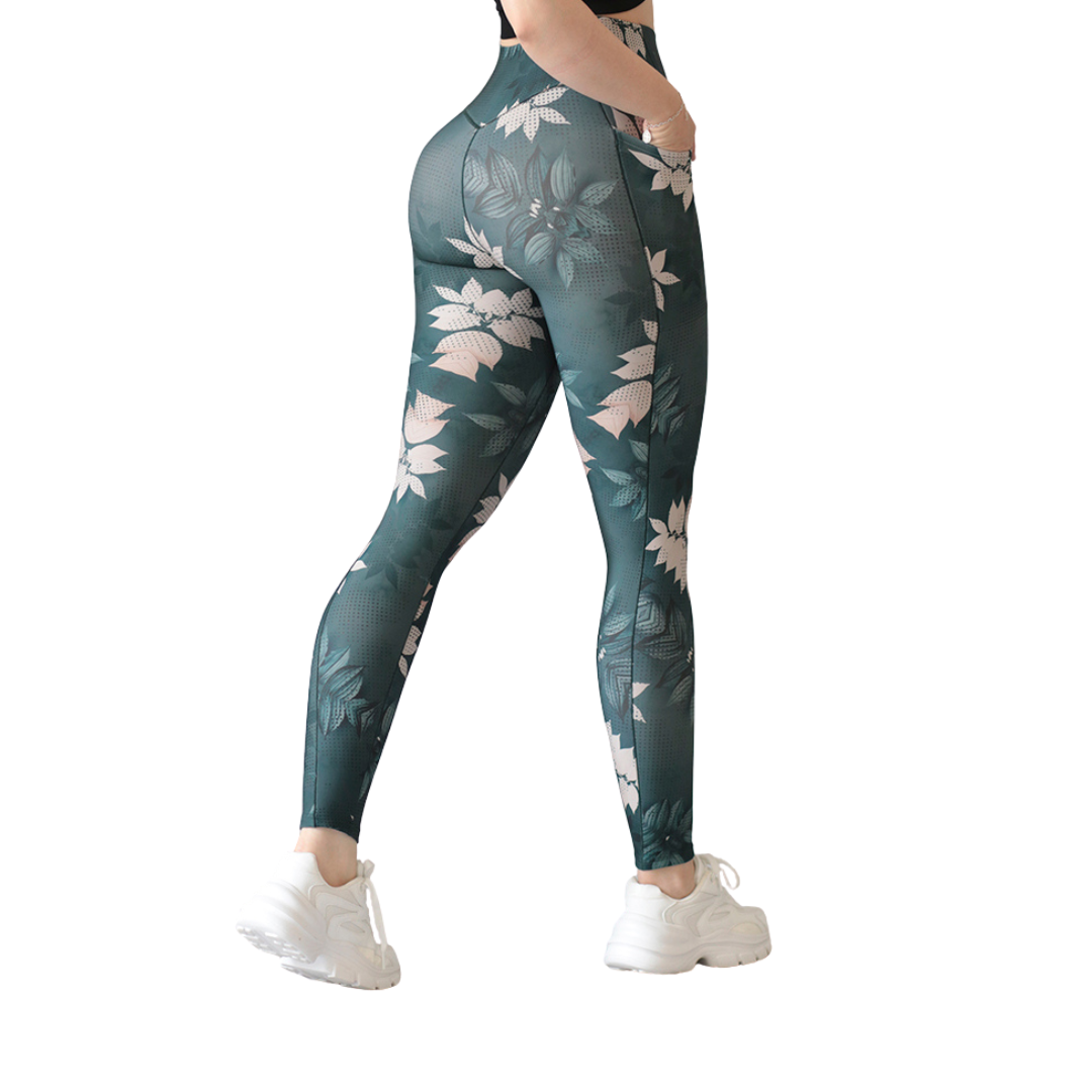Leggings deportivos supplex para mujer, efecto básico con cintura alta, bolsillos laterales y textil lycra transpirable con acabado liso naturaleza. Color verde | Adriana Olimpo