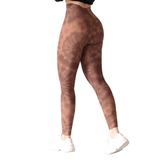 Leggings deportivos supplex para mujer, efecto Push Up con cintura alta, textil lycra transpirable con acabado liso tie day. Color marrón | Adriana Olimpo