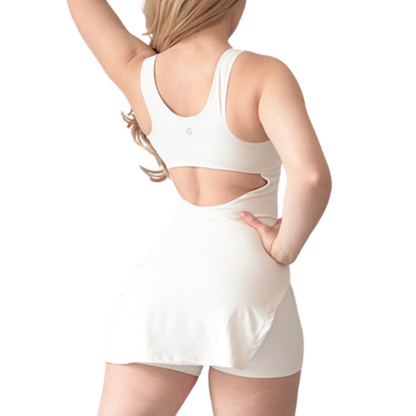 Enterizo falda short deportivo para mujer, textil lycra transpirable acabado liso. Color blanco | Adriana Olimpo