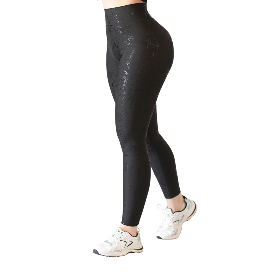 Leggings Deportivos para Mujer Fitness:  Efecto Push Up, Cintura Alta, Textil Lycra Transpirable con Destellos Reflectantes✨ y Relieves Sol, Color Negro | Adriana Olimpo