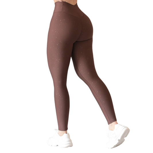 Leggings deportivos supplex para mujer, efecto push up con cintura alta, textil lycra transpirable con relieves de bolitas. Color café | Adriana Olimpo