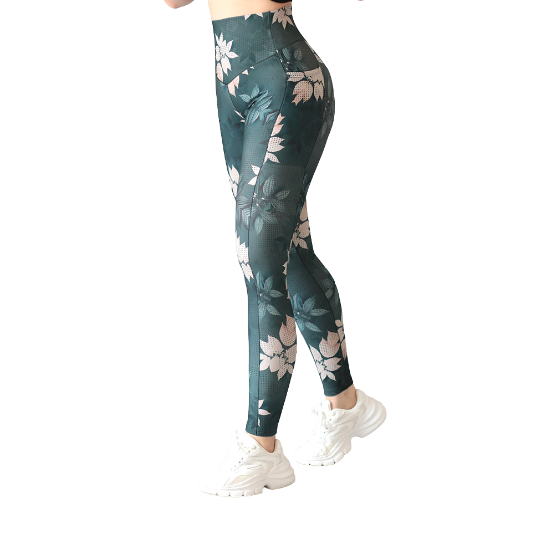 Leggings deportivos supplex para mujer, efecto básico con cintura alta, bolsillos laterales y textil lycra transpirable con acabado liso naturaleza. Color verde | Adriana Olimpo