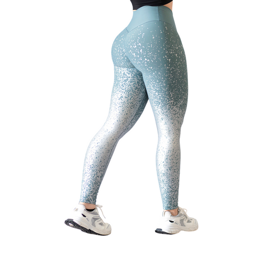Leggings deportivos Suplex para mujer, efecto push up con cintura alta, textil lycra transpirable con destellos ✨ y relieves de paint. Color plata | Adriana Olimpo