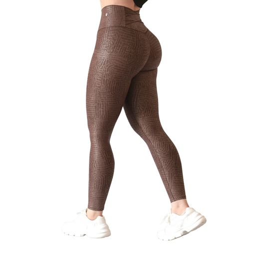 Leggings deportivos supplex para mujer, efecto push up con cintura alta, textil lycra transpirable con destellos ✨ y relieves de rept. Color café | Adriana Olimpo