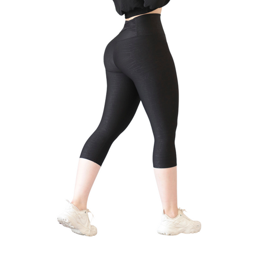 Capri Deportivos para Mujer Fitness:  Efecto Básico, Cintura Alta, Textil Lycra Transpirable con Relieves Elein, Color Negro | Adriana Olimpo