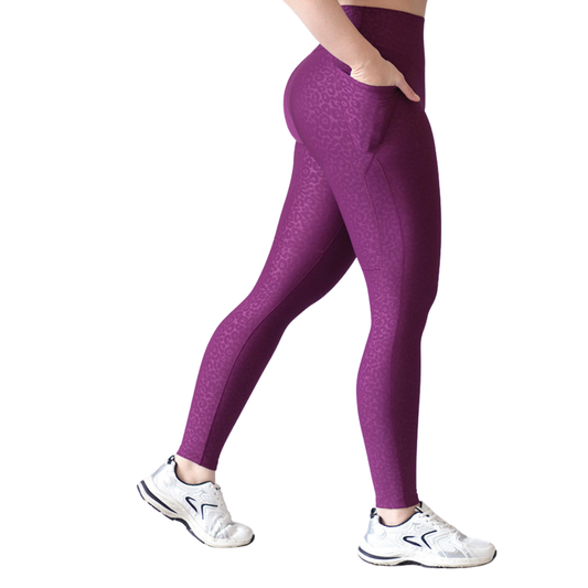 Leggings Deportivos para Mujer Fitness: Efecto Básico, Cintura Alta, Con Bolsillos Laterales, Textil Lycra Transpirable con Relieves de Print,  Color Mora | Adriana Olimpo
