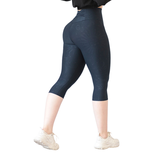 Capri Deportivos para Mujer Fitness:  Efecto Básico, Cintura Alta, Textil Lycra Transpirable con Relieves Estelar, Color Azu Marino | Adriana Olimpo