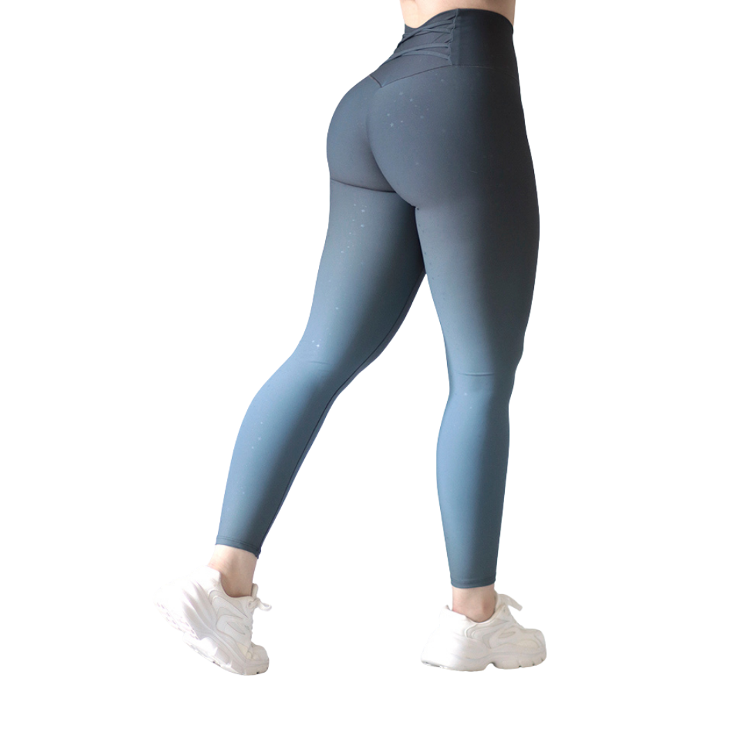 Leggings deportivos supplex para mujer, efecto push up con cintura alta, textil lycra transpirable con destellos ✨ y relieves de puntitos. Color azul grisacéo | Adriana Olimpo