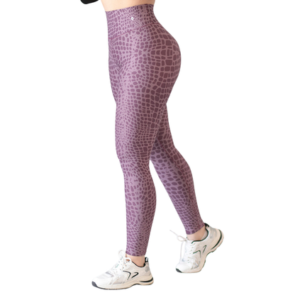 Leggings Deportivos para Mujer Fitness: Efecto Push Up, Cintura Alta, Textil Lycra Transpirable con Acabado Liso Reptil, Color Morado | Adriana Olimpo