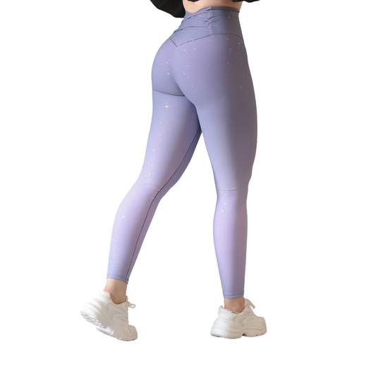 Leggings deportivos supplex para mujer, efecto push up con cintura alta, textil lycra transpirable con destellos ✨ y relieves de puntitos. Color lila degradado | Adriana Olimpo