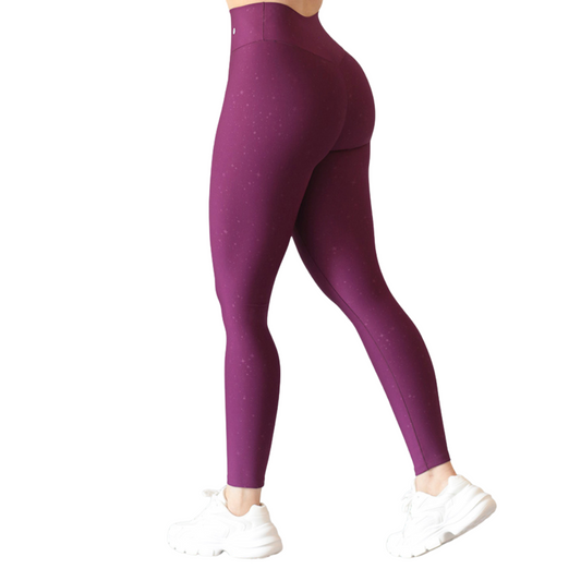 Leggings deportivos supplex para mujer, efecto push up con cintura alta, textil lycra transpirable con relieves de bolitas. Color purpura | Adriana Olimpo