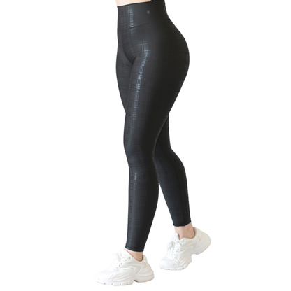 Leggings deportivos supplex para mujer, efecto push up con cintura alta, textil lycra transpirable con destellos ✨ y relieves de líneas. Color negro | Adriana Olimpo