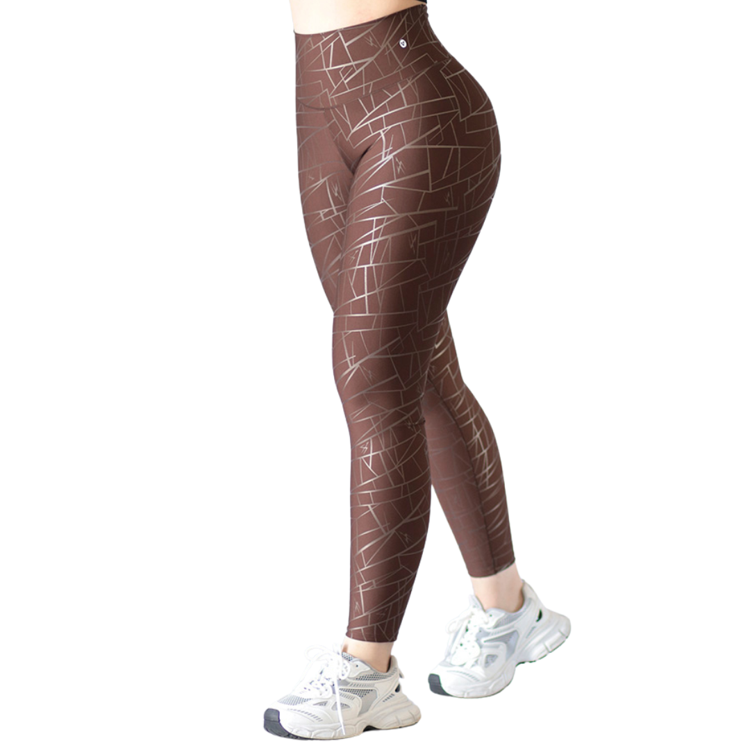 Leggings Deportivos para Mujer Fitness:  Efecto Push Up, Cintura Alta, Textil Lycra Transpirable con Destellos Reflectantes✨ y Relieves de Lineas, Color Chocolate | Adriana Olimpo