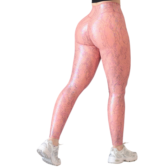 Leggings Deportivos para Mujer Fitness:  Efecto Push Up, Cintura Alta, Textil Lycra Transpirable con Destellos Reflectantes✨ y Relieves Reptil, Color Tornasol Coral | Adriana Olimpo