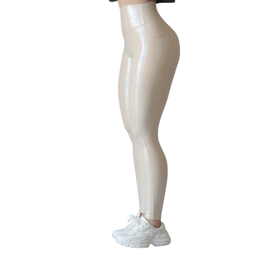 Leggings deportivos supplex para mujer, efecto básico con cintura alta, bolsillos laterales y textil lycra transpirable con destellos ✨ y relieves de líneas. Color beige | Adriana Olimpo