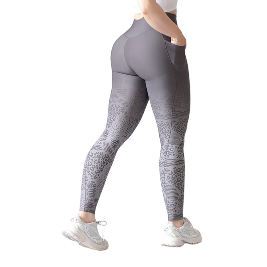 Leggings deportivos Suplex para mujer, efecto básico con cintura alta, bolsillos laterales y textil lycra transpirable con acabado liso print. Color gris degradado | Adriana Olimpo