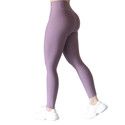 Leggings deportivos supplex para mujer, efecto push up con cintura alta, textil lycra transpirable con relieves de bolitas. Color lila | Adriana Olimpo