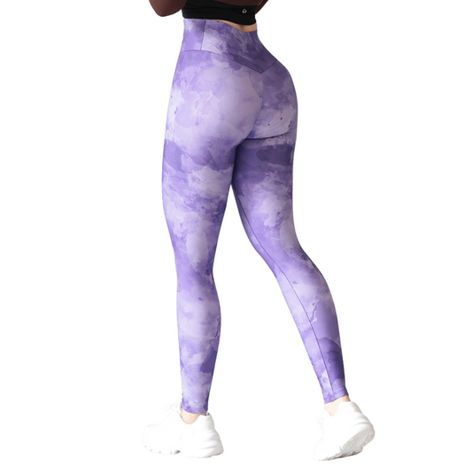 Leggings deportivos supplex para mujer, efecto push up con cintura alta, textil lycra transpirable con acabado liso tie dye. Color morado | Adriana Olimpo