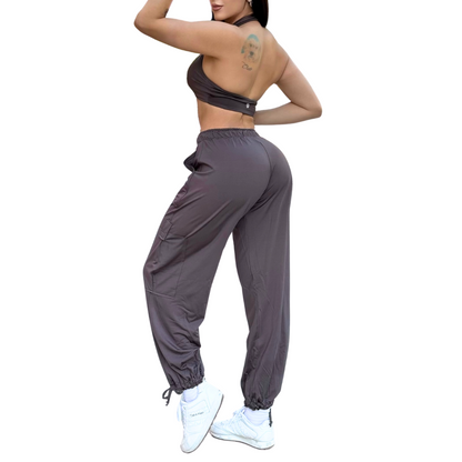 Set Deportivo Afelpado de 3 Piezas para Mujer Fitness: Sudadera Corta Ajustable, Top Twist, Pantalones Cargo con Bolsillos Laterales y Jaretas Ajustables, Color Gris Oxford | Adriana Olimpo