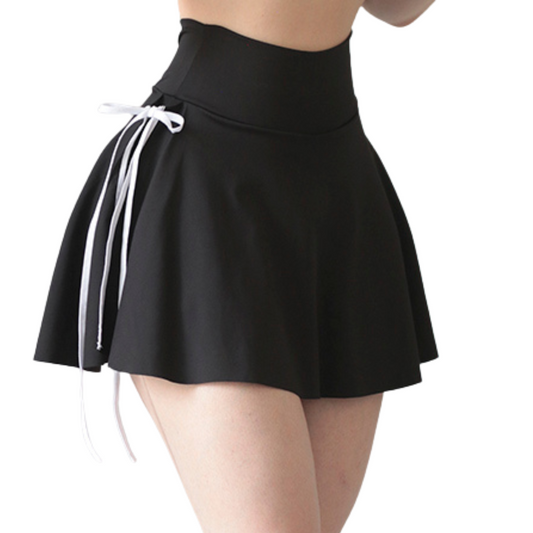 Falda short deportiva supplex para mujer, cintura alta con acabado liso. Color negro-liston blanco | Adriana Olimpo