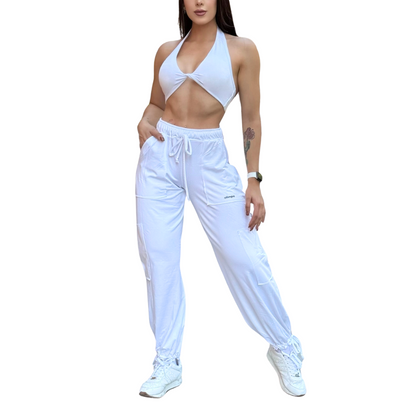 Set Deportivo Afelpafo de 3 Piezas para Mujer Fitness: Sudadera Corta Ajustable, Top Twist, Pantalones Cargo con Bolsillos Laterales y Jaretas Ajustables, Color Blanco | Adriana Olimpo
