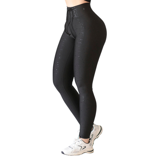 Leggings Deportivos para Mujer Fitness:  Efecto Push Up, Cintura Alta, Textil Lycra Transpirable con Destellos Reflectantes✨ y Relieves Constelación, Color Negro | Adriana Olimpo
