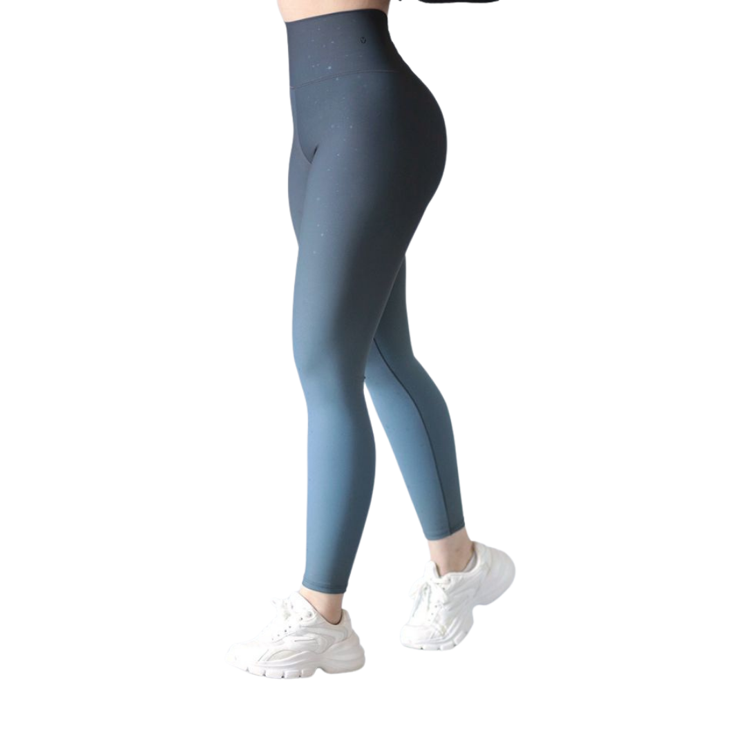 Leggings deportivos supplex para mujer, efecto push up con cintura alta, textil lycra transpirable con destellos ✨ y relieves de puntitos. Color azul grisacéo | Adriana Olimpo