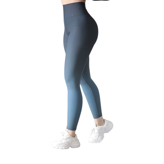 Leggings deportivos supplex para mujer, efecto push up con cintura alta, textil lycra transpirable con destellos ✨ y relieves de puntitos. Color azul grisacéo | Adriana Olimpo