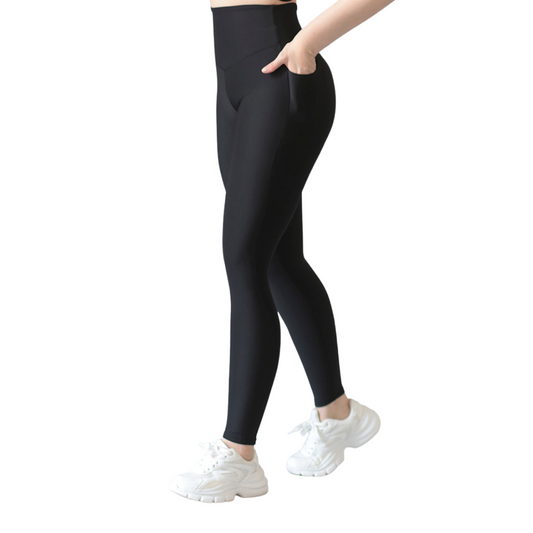 Leggings deportivos supplex para mujer, efecto básico con cintura alta, bolsillos laterales y textil lycra transpirable con acabado liso. Color negro | Adriana Olimpo