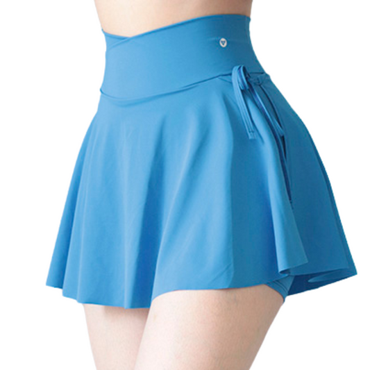 Falda short deportiva para mujer, cintura alta con acabado liso. Color azul nene | Adriana Olimpo