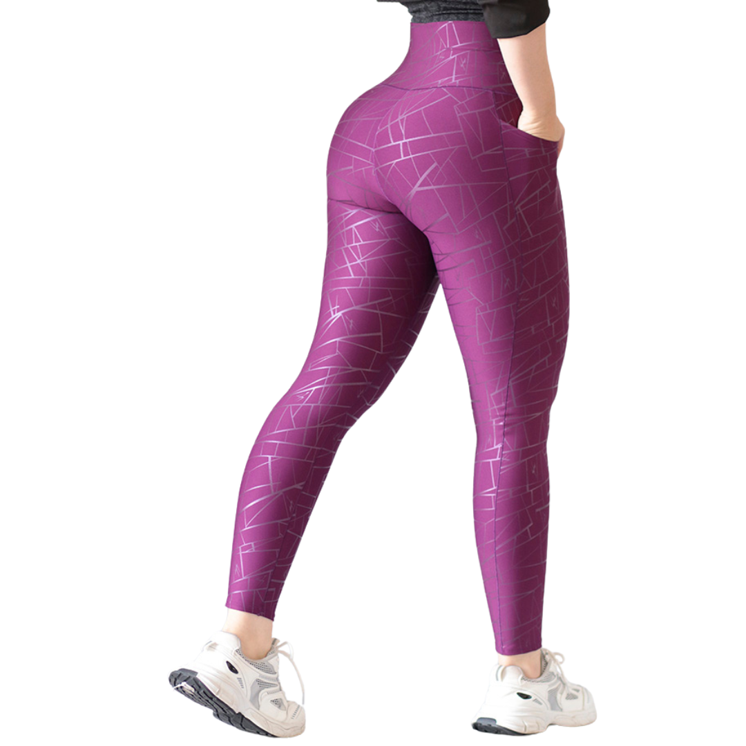 Leggings Deportivos para Mujer Fitness: Efecto Básico, Cintura Alta, Con Bolsillos Laterales, Textil Lycra Transpirable con Destellos Reflectantes✨ y Relieves de Lineas, Color Mora | Adriana Olimpo