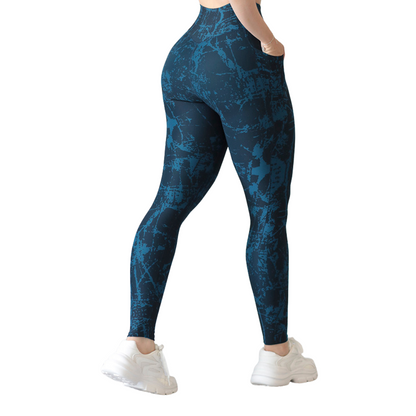 Leggings deportivos supplex para mujer, efecto básico con cintura alta, bolsillos laterales y textil lycra transpirable con acabado liso tie day. Color azul profundo | Adriana Olimpo