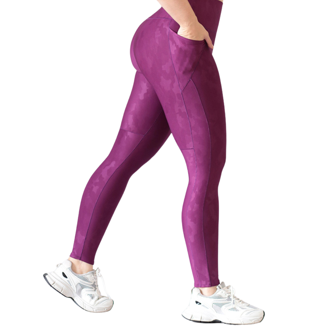 Leggings Deportivos para Mujer Fitness: Efecto Básico, Cintura Alta, Con Bolsillos Laterales, Textil Lycra Transpirable con Relieve Camu, Color Morada | Adriana Olimpo